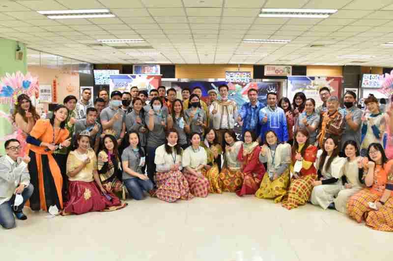 友達推動「安心、、、、創新、、用心、、、、同心、、、盡心」五星職旅，，，為菲籍員工打造全方位照護，，，首度贏得「人權實踐與發展領袖獎」殊榮