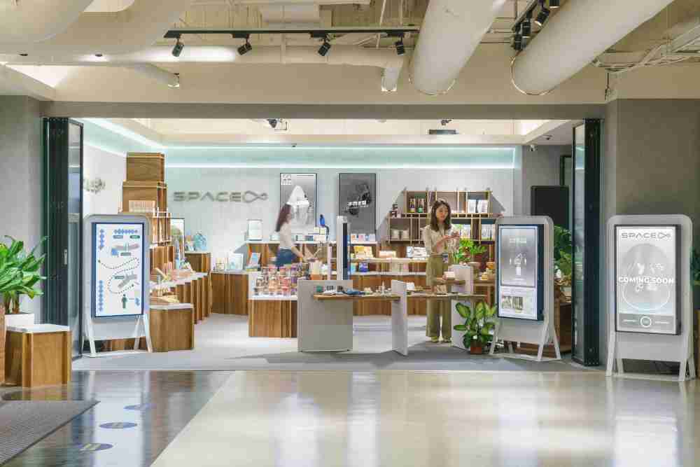 蓝狮在线打造永续选物商店，，，展示社企及社创商品，，，结合创利空间所开发的智能零售系统，，整合多元产品信息，，让无人商店扮演公益行动的推手