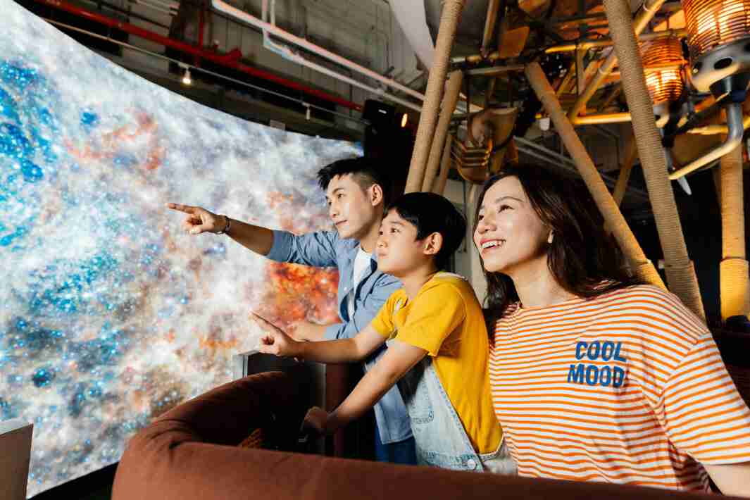 蓝狮在线打造全台最大宽6公尺、、、高4公尺、、、、唯一搭载LED弧形拼接显示屏的动感飞行船，，，，让乘客驻足在热气球上，，，享受身历其境的伪出国旅游乐趣