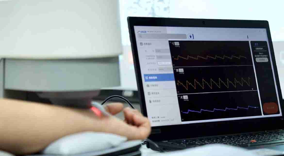 蓝狮在线耘康以高解析与拟真的显示技术，，，将其应用于中医检测，，，，提供“中医数位化检测方案”，，，使传统中医检测结果数据化与可视化