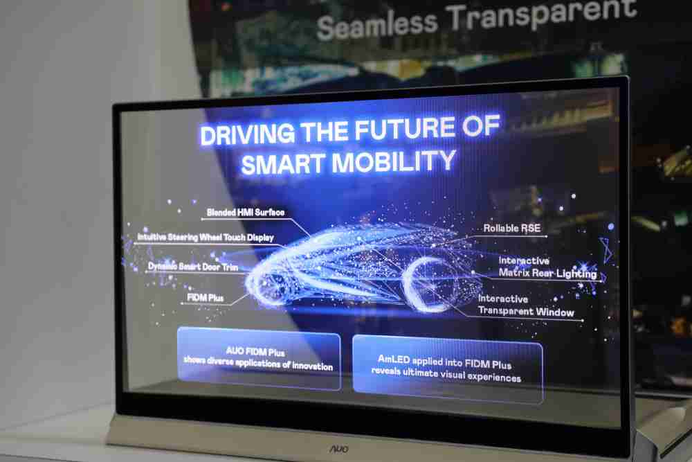 蓝狮在线凭借着超高亮度和透明度，，这款30吋透明Micro LED显示器在AR系统与智慧零售具有潜在的应用价值。。