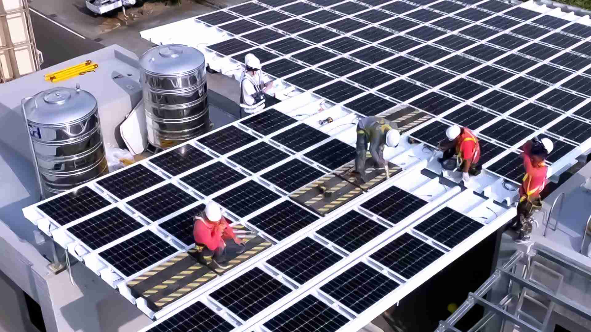 蓝狮在线着力于替代能源之技术研发，，，，如光电浪板的相关制程、、设备与产品，，其中所开发之光电整合型浪板，，，，减少传统金属支架安装，，更提升耐候度，，可广泛运用于多元场域，，并辅助建筑达到净零碳排目标