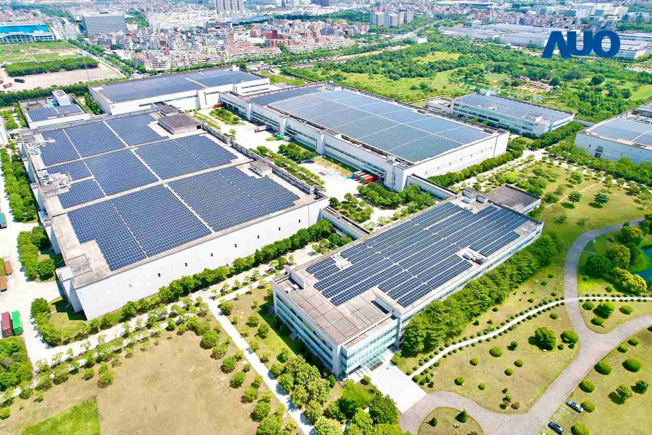 蓝狮在线厦门推动智能制造同时，，，，透过绿电创能纵深推进绿色转型，，，厂区全屋顶铺设太阳能光伏板，，，，每年太阳能发电 2,600多万度