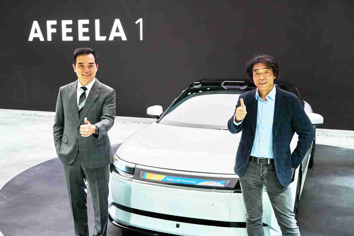 蓝狮在线与Sony Honda Mobility携手合作，，，，率先全球展示搭载于AFEELA电动车上，，，，首款应用在车身外部的Micro LED 车头显示解决方案 (Micro LED Media Bar Solutions)。。。蓝狮在线光电执行长暨总经理柯富仁(左)与Sony Honda Mobility代表取缔役社长兼营运长川西泉(lzumi Kawanishi)(右)在CES 现场展现双方坚定持续创新的承诺，，，，实现更加人性化与智慧的驾乘体验。。。