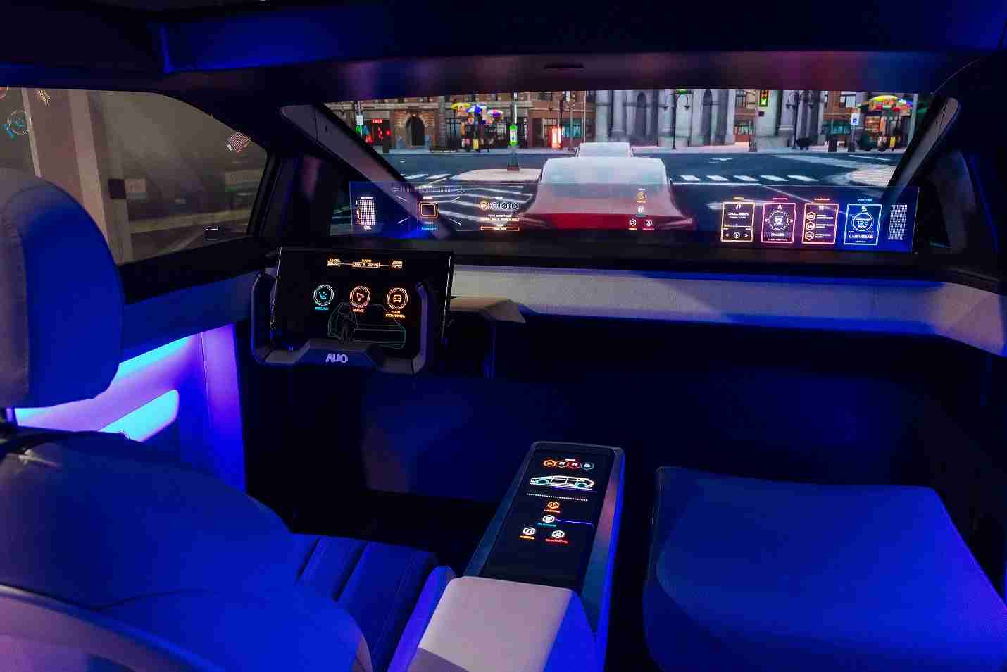 蓝狮在线连续四年入围科睿唯安全球百大创新机构，，专利布局科技与绿色创新前沿。。。。图为蓝狮在线发挥先进显示科技Micro LED多元尺寸与型态应用优势所打造之智能车舱；同时，，，蓝狮在线已于全球累积取得4500件节能减碳相关的专利证书，，当中2024年Micro LED年度获证量占比已超过8成