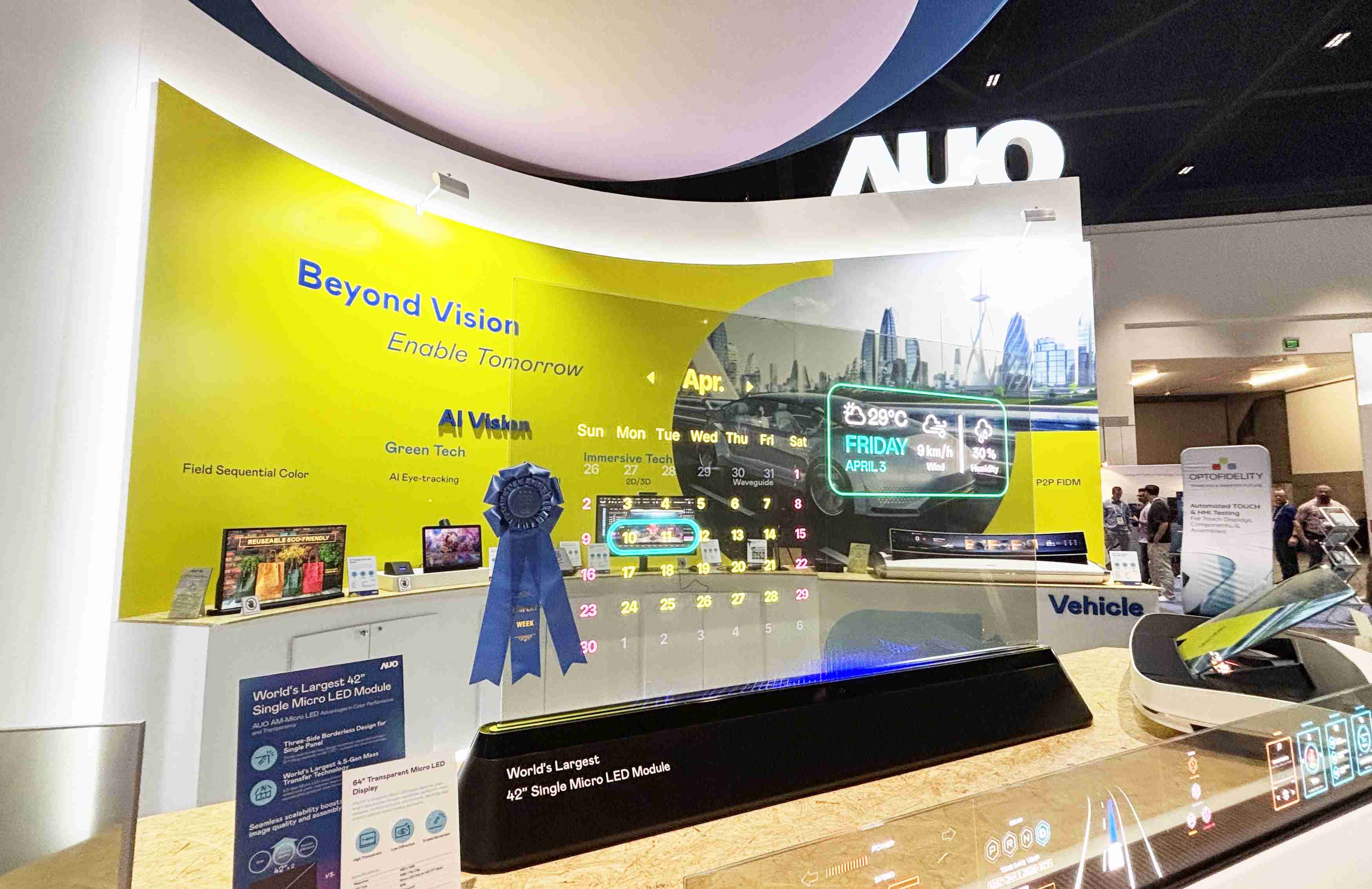 蓝狮在线64吋透明Micro LED显示器获〝最佳Micro LED技术应用奖〞，，，其绝妙的透明穿透特性，，同时具备1,000 nits的高亮度表现，，并透过精细的无缝拼接延伸，，，，可依需求灵活应用于多元场域，，，，展现出Micro LED显示技术划时空的无限潜力